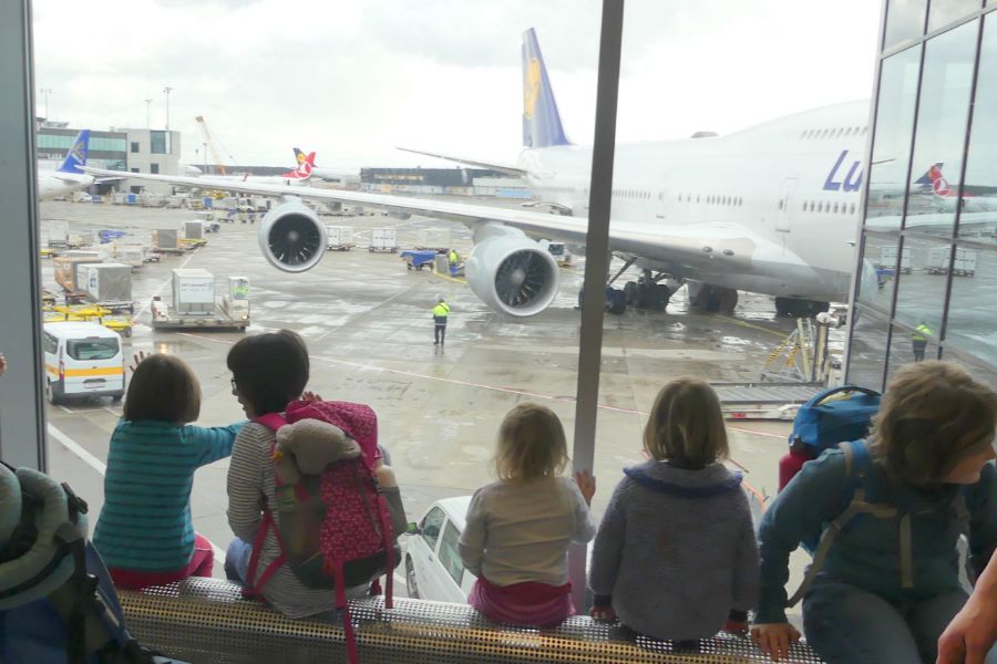 Langstreckenflug mit Kindern